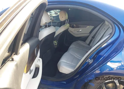 2018 Mercedes-Benz C 300 z USA, uszkodzony, nr VIN 55SWF4JB1JU254253